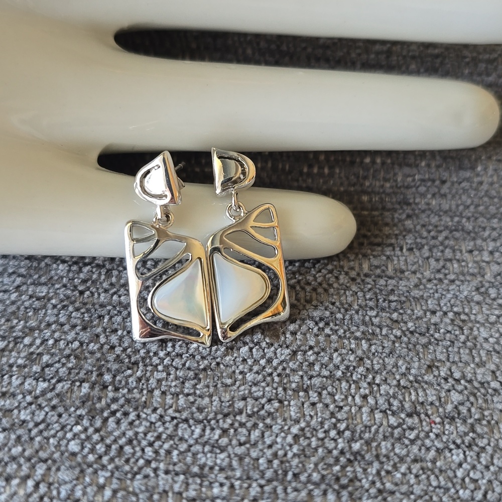 925 Sterling Silver~Mother Of Pearle Dangle Earrings